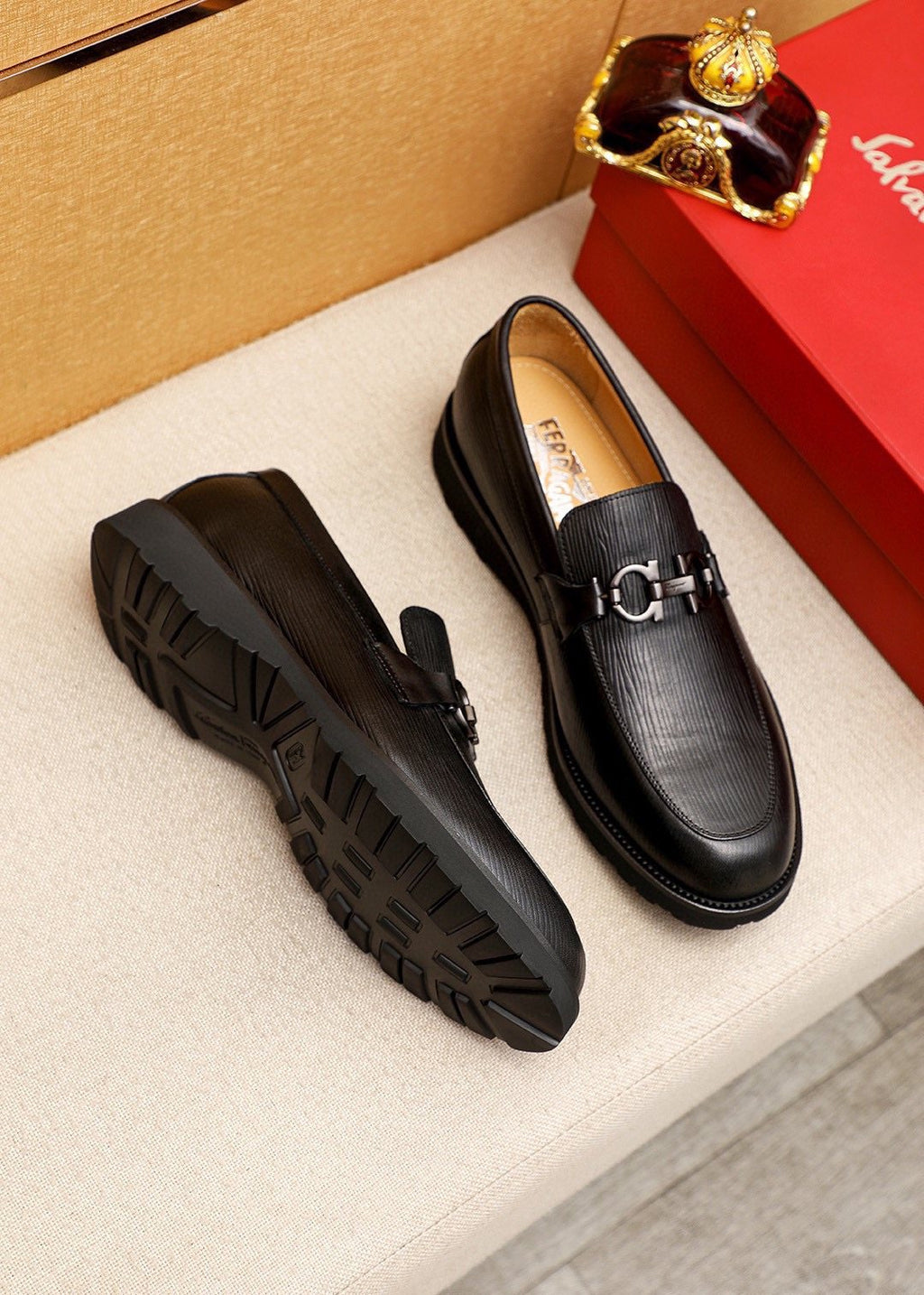 Ferragamo Men's Black Textured Bit Loafers - Rounded Toe